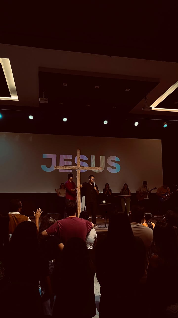 Culto na Igreja Vida Açailândia com a cruz e a palavra Jesus ao fundo
